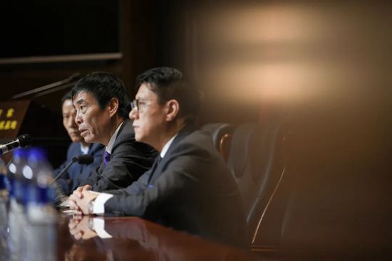 《孤山魅影》的预告从一个深山之中气氛诡异的福利院开篇，离家多年的男主角雷子与好友误打误撞进入了这里，却不曾想意外触发了山中多年的机密，导致了“恶鬼袭人”的时间接连发生
